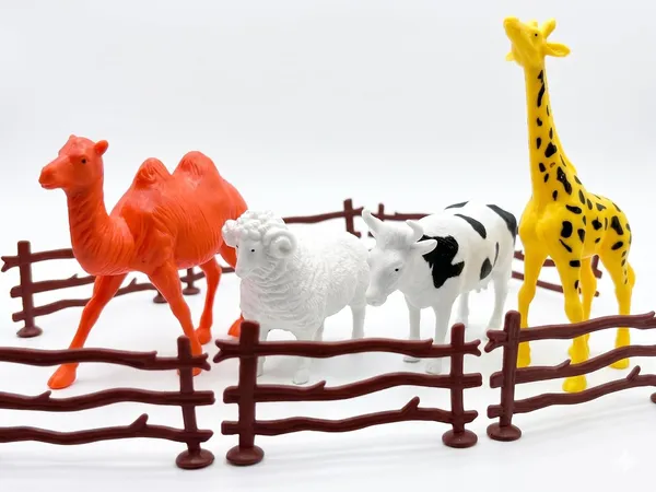 Farm_Animal_Figures_Playset,_Camel,_Giraffe,_Sheep_&_Cow,_with_Fence_and_Tree_Accessories,_for_Kids_3+