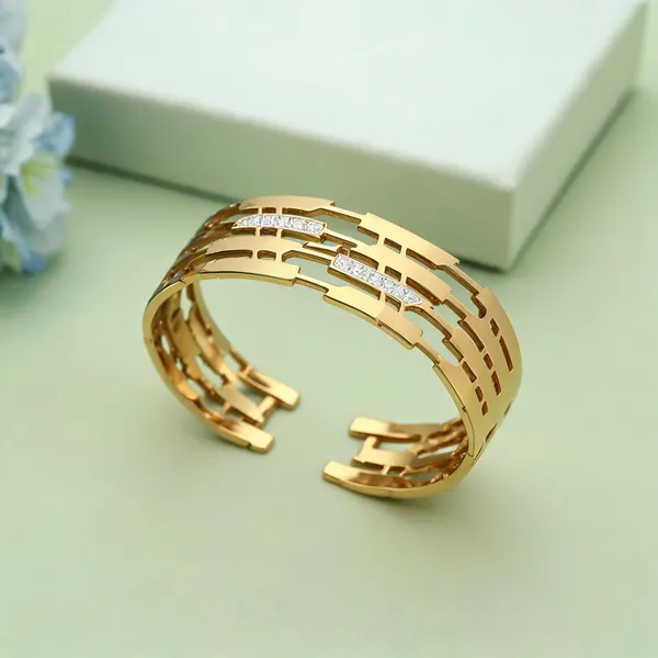Gold_Color_Openable_Anti_Tarnish_Bracelet_With_Minimal_Modern_Daily_Wear_Style_-_Gold