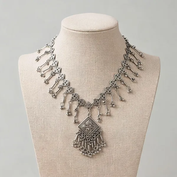 Chic_Silver_Color_Oxidised_Necklace_Designed_For_Indo-Western_Fusion_Outfits