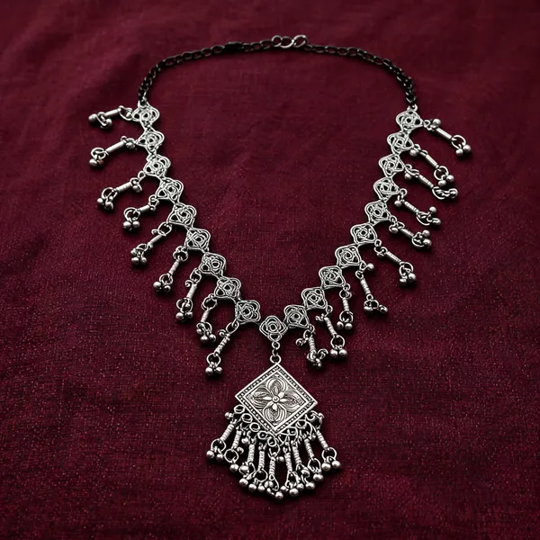 Chic_Silver_Color_Oxidised_Necklace_Designed_For_Indo-Western_Fusion_Outfits