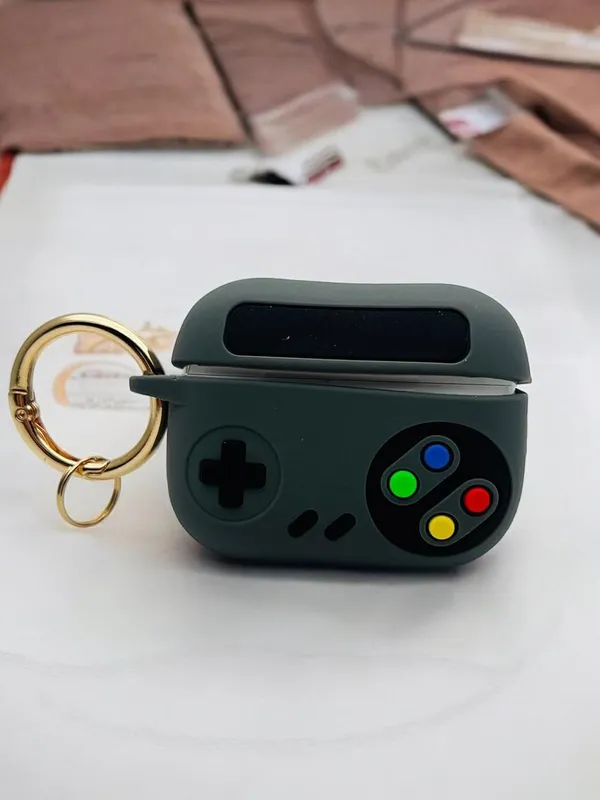 Silicone_Airpods_Pro_Case_With_Carabiner_And_Strap