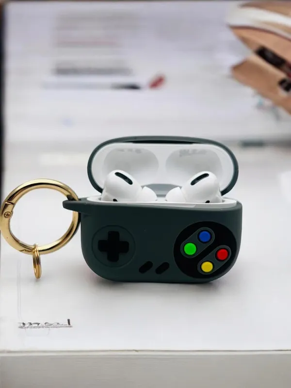 Silicone_Airpods_Pro_Case_With_Carabiner_And_Strap