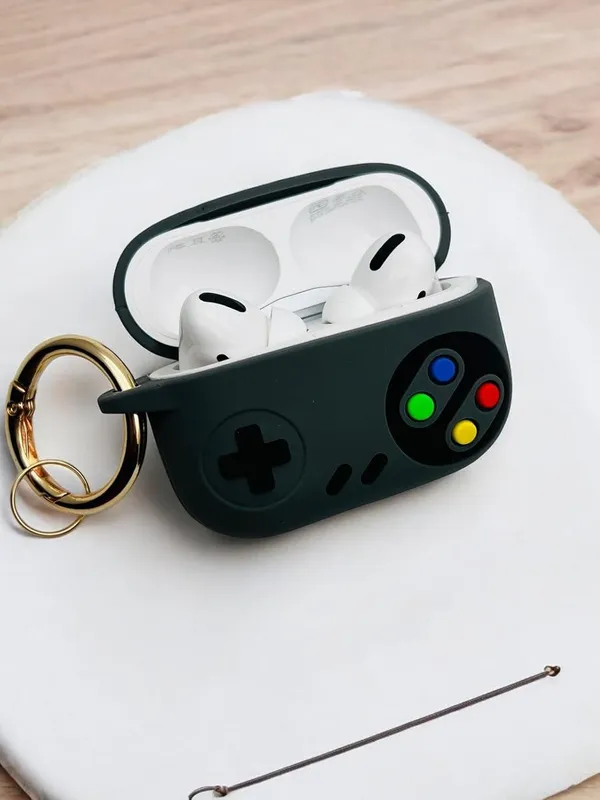 Silicone_Airpods_Pro_Case_With_Carabiner_And_Strap