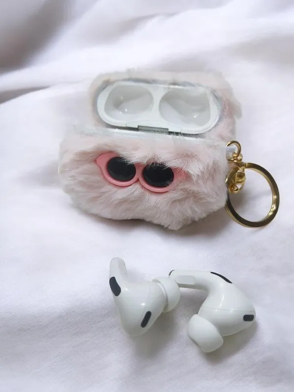 Silicone_Airpods_Pro_Case_With_Keychain