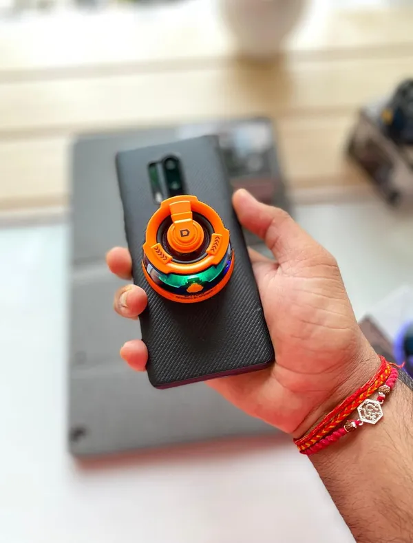 Magnetic_Wireless_Bluetooth_Speaker_With_Phone_Holder