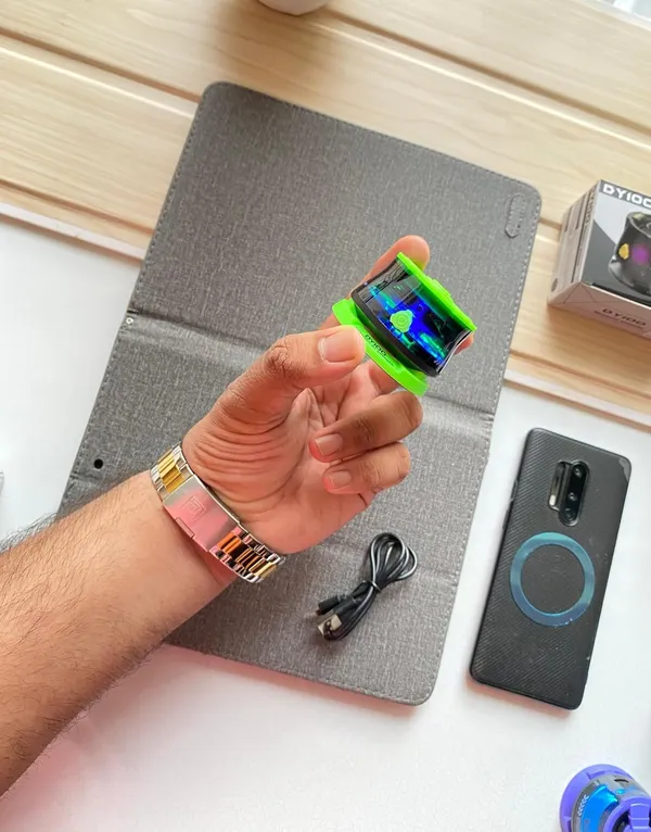 Magnetic_Wireless_Bluetooth_Speaker_With_Phone_Holder