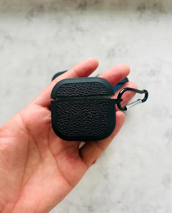 Airpods_4_Case_Cover_With_Carabiner