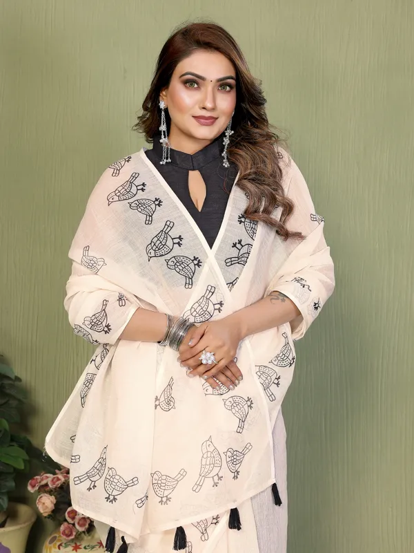 Cream_Printed_Ethnic_Saree_For_Women