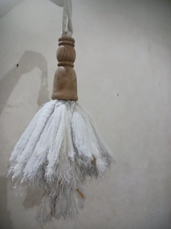 Wooden_Handle_Fringe_Duster