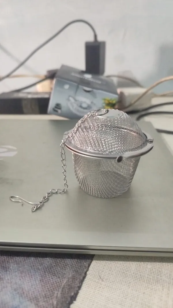 Metal_Mesh_Tea_Infuser_With_Chain