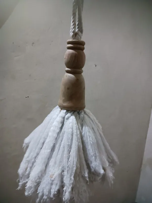 Wooden_Handle_Fringe_Duster