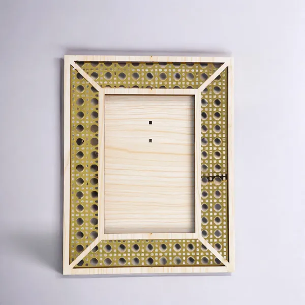 Izels_Rectangle_Ratten_Border_Photo_Frame_Wooden_Default_Title