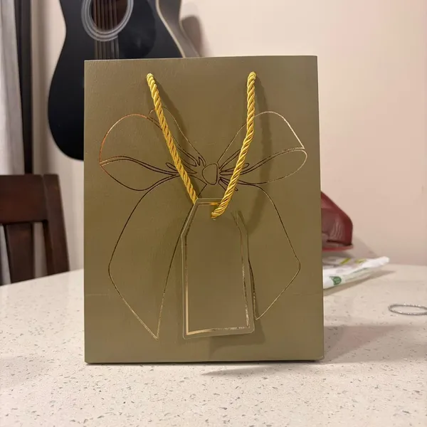 Izels_Metallic_Gift_Bag_With_Gold_Foiling_Bow_23x18x10_Cm_Pista_Green_10_Pieces