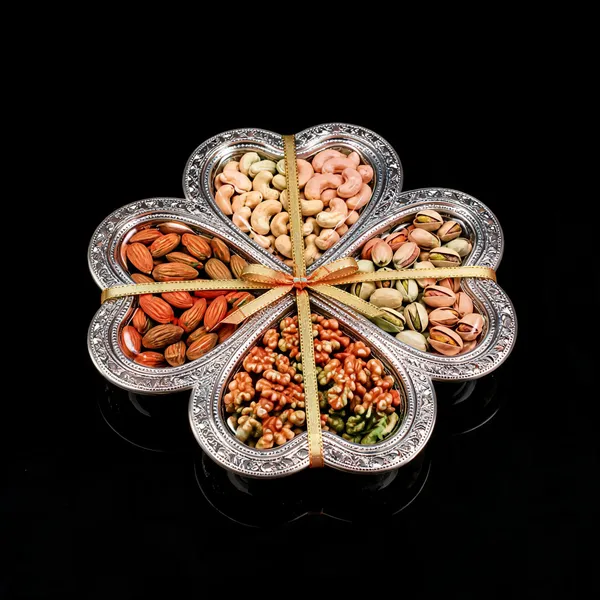 Dr._Vitafoods_Heart-Shaped_Assorted_Dry_Fruit_Gift_Thali