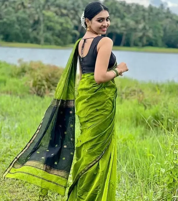 Sm_Soft_Linen_Slub_Festive_Saree_With_All_Over_Jacquard_Weaving_Parrot_Green