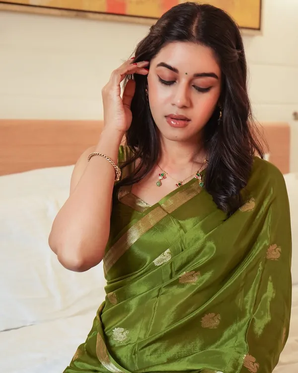 Sm_Pure_Viscose_Mysore_Silk_Crepe_Saree_With_Jacquard_Peacock_Design_Olive_Green