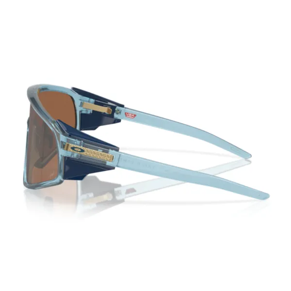 Oakley_Latch_Panel_Transparent_Stonewash