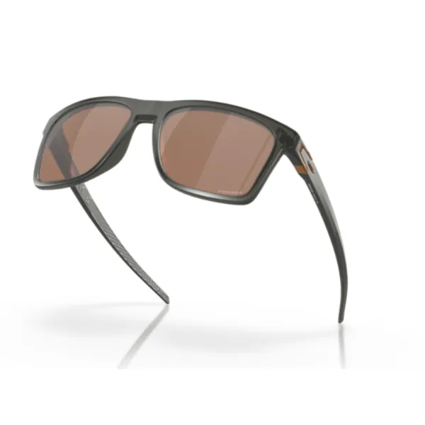 Oakley_Leffingwell_Matte_Grey_Smoke_Prizm_Tungsten_Lifestyle_Sunglasses
