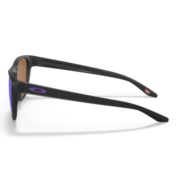 Oakley_Manorburn_Matte_Black_Prizm_Violet_Lifestyle_Sunglasses