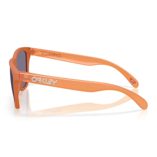 Oakley_Frogskin_Matte_Ginger_Prizm_Grey_Lifestyle_Sunglasses