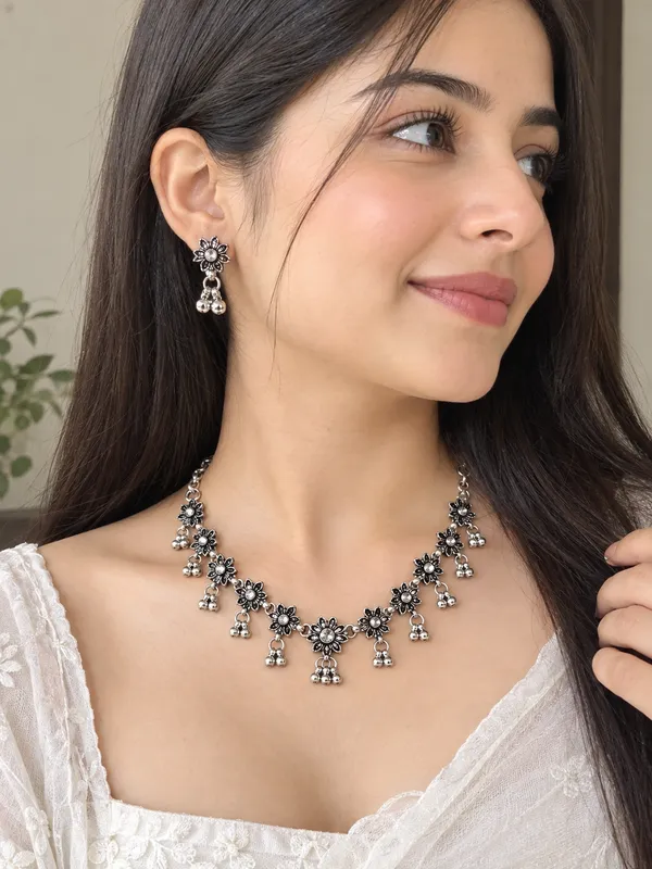 Silver_Oxidised_Alloy_Floral_Necklace_And_Earrings_Set_For_Women