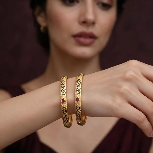 Gold_Alloy_Black_Paisley_Embellished_Bangle_Set_For_Women
