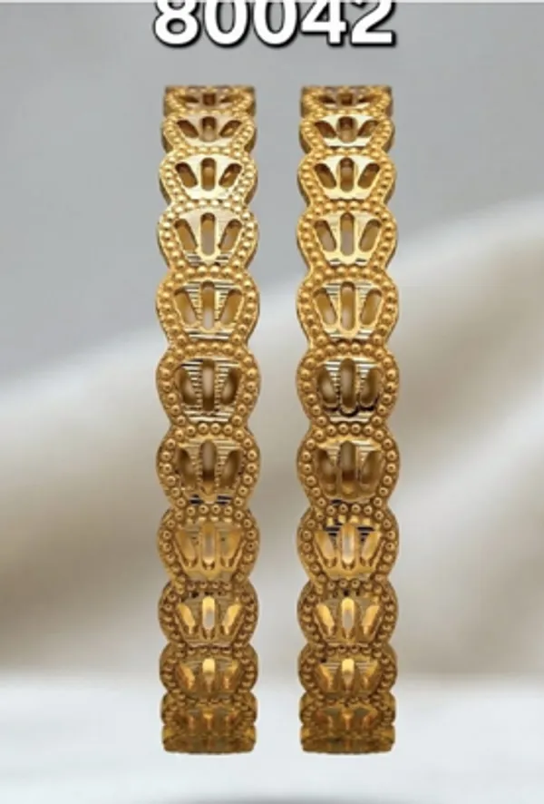 Gold_Alloy_Ornate_Openwork_Slim_Bangle_Set_For_Women