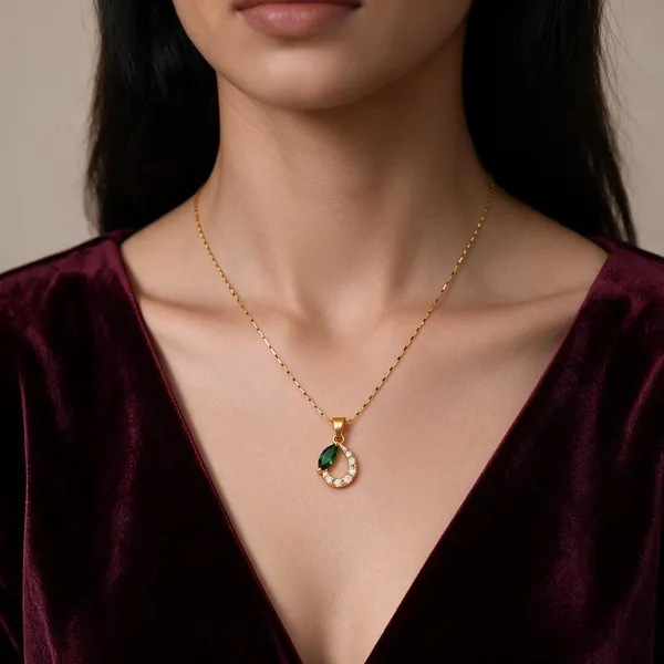 Gold_Alloy_Green_Stone_Circle_Pendant_Necklace_For_Women