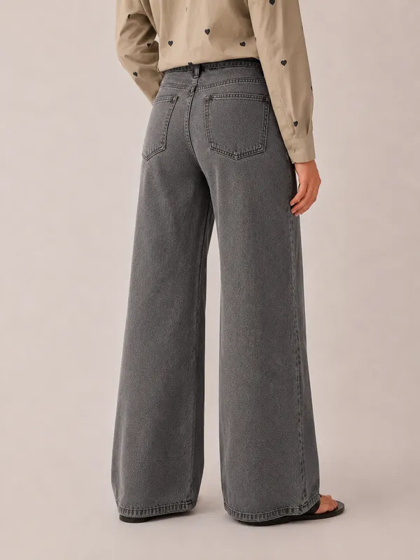 Grey_Baggy_Fit_Jeans