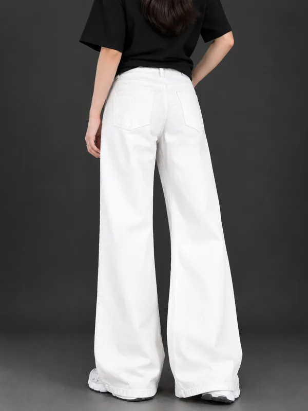 White_Baggy_Fit_Jeans