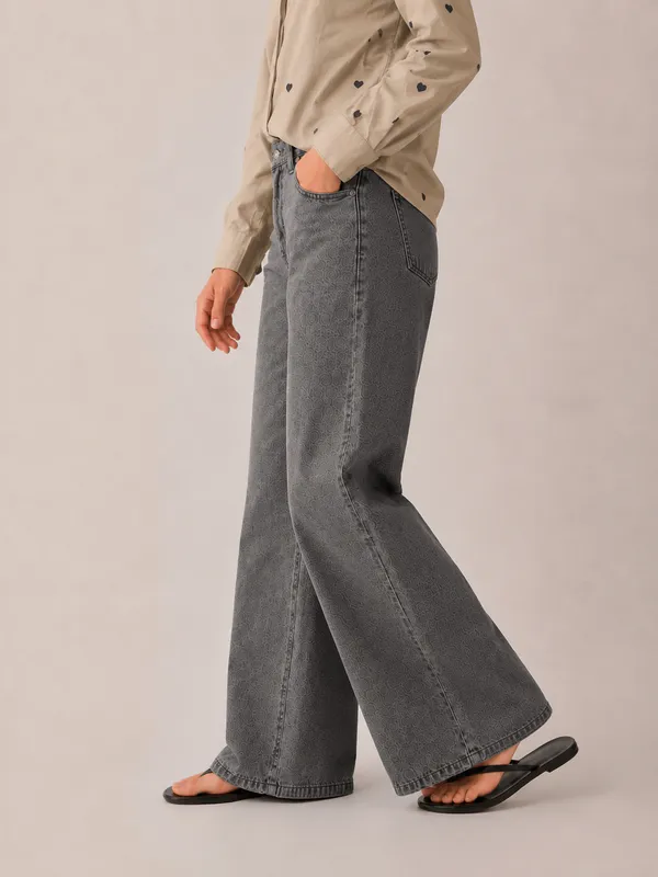 Grey_Baggy_Fit_Jeans