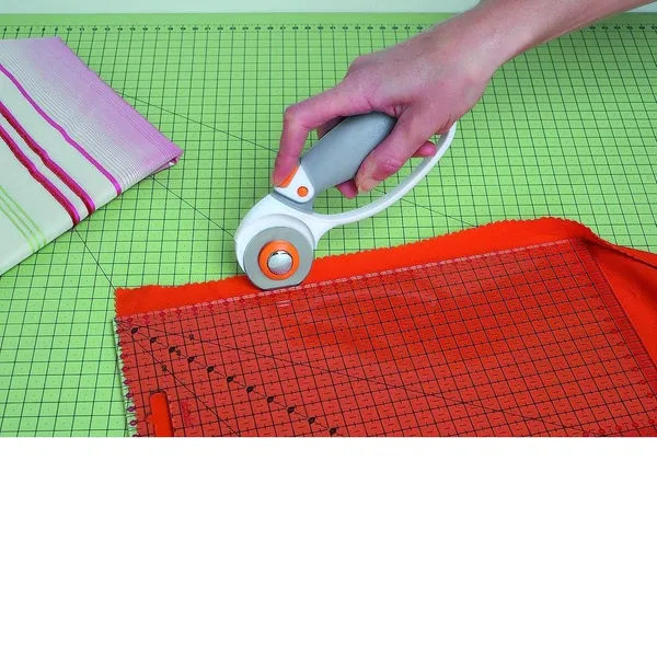 Rotary_Cutter_With_Cutting_Mat_And_Ruler_Set