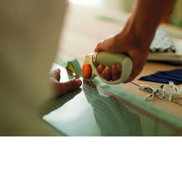 Rotary_Cutter_With_Cutting_Mat_And_Ruler_Set