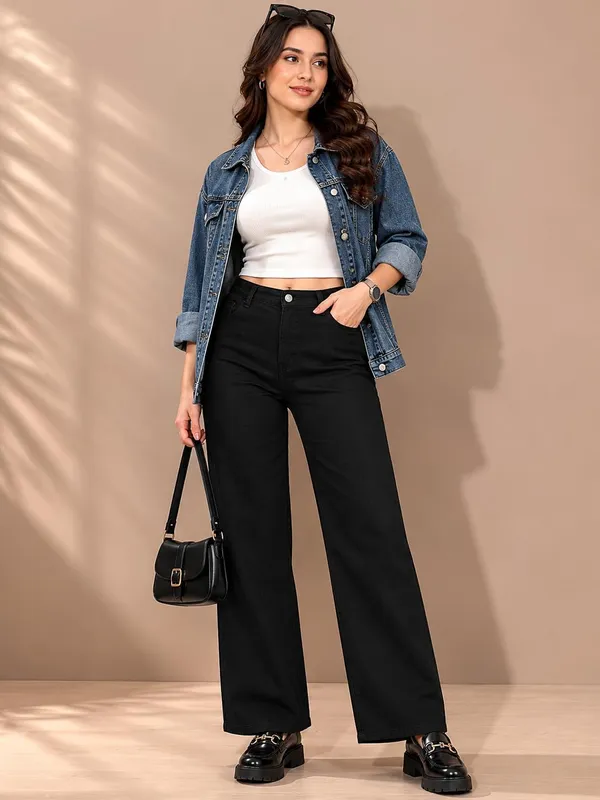 Black_Denim_Straight_Fit_Jeans_For_Women