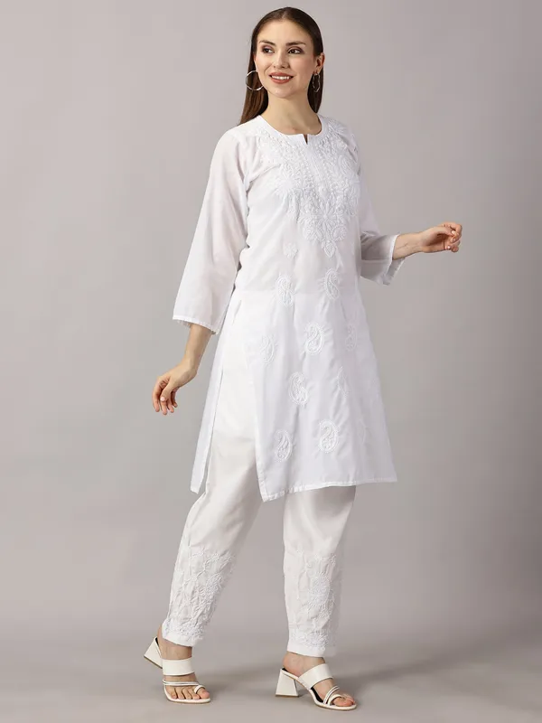 Kurti_For_Womens_White_Straight_Kurti
