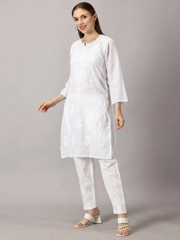Kurti_For_Womens_White_Straight_Kurti