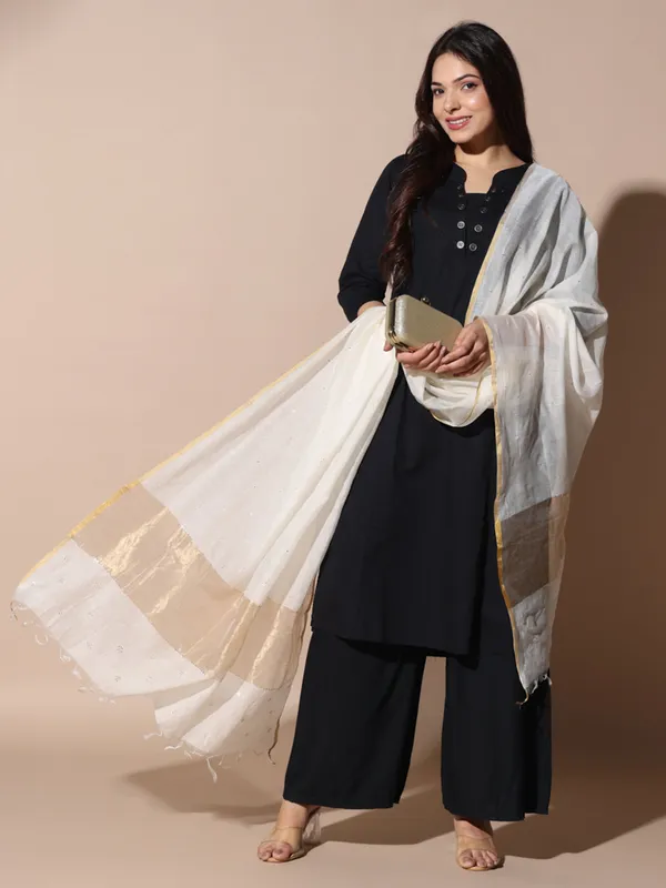 Soft_Mulchanderi_Silk_Dupatta_With_Fine_Chikan_Mukaish_Golden_Taar_Hand_Embroidery_White_Chanderi_Dupatta