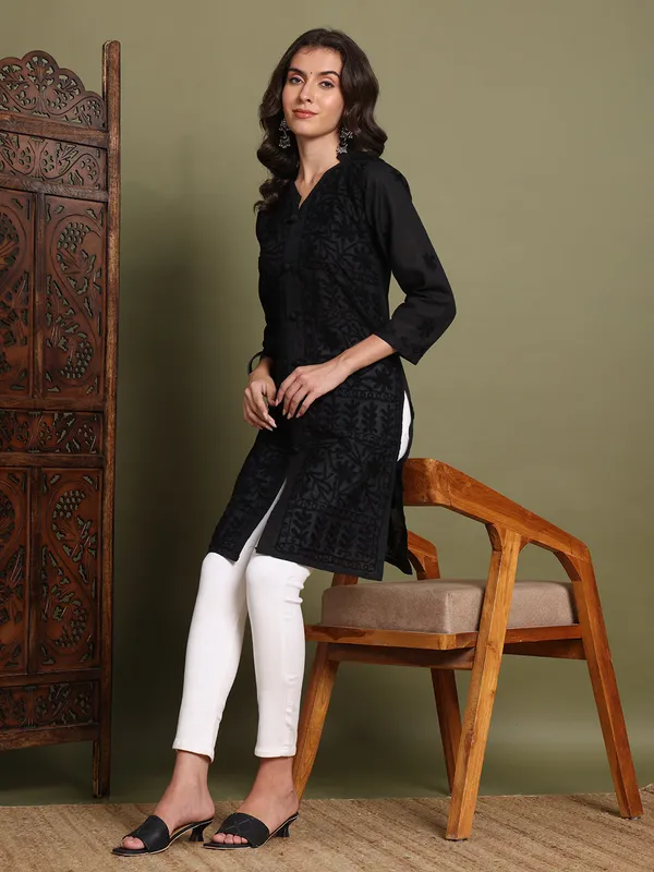 Cotton_Kurtis_For_Summer_Black_Straight_Kurti