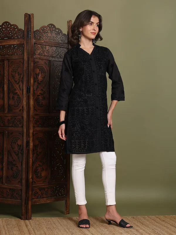 Cotton_Kurtis_For_Summer_Black_Straight_Kurti
