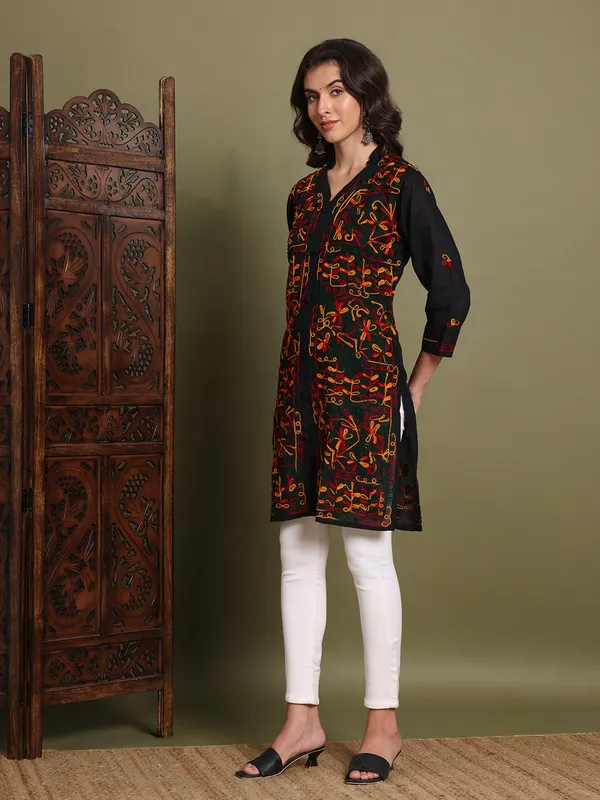 Cotton_Kurtis_For_Summer_Black_Multi_Straight_Kurti