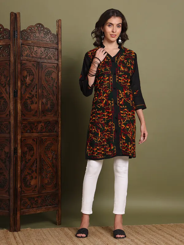 Cotton_Kurtis_For_Summer_Black_Multi_Straight_Kurti