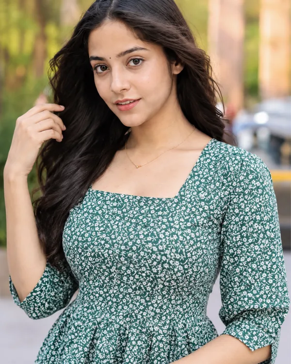 Noire_Ditsy_Peplum_Top