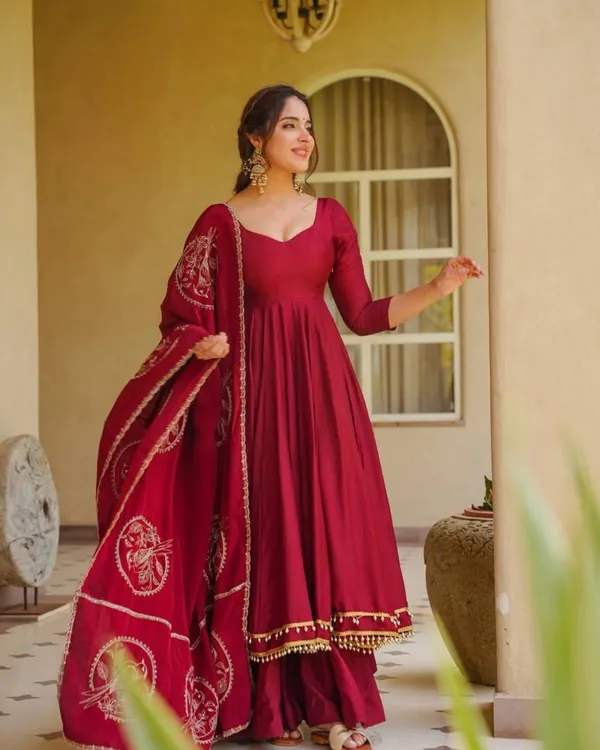 Maroon_Roman_Silk_Flared_Anarkali_Suit_With_Potli_Latkan