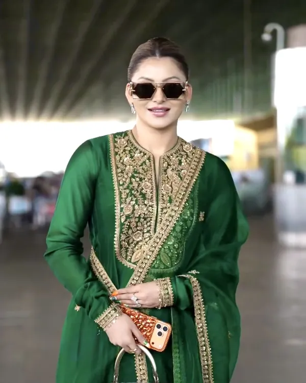 Emerald_Green_Zari_Embroidered_Flared_Silk_Anarkali_Gown_Set