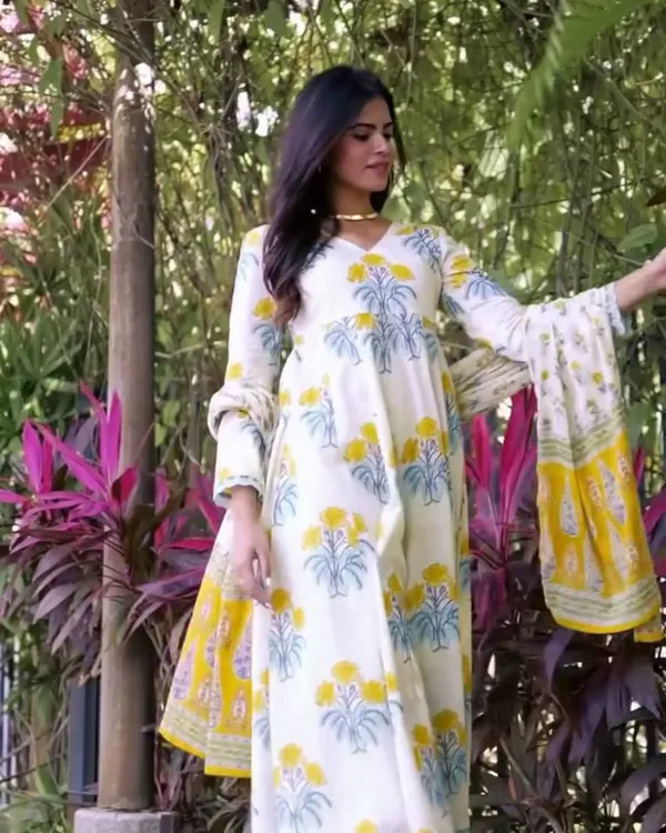 Ivory_Floral_Boota_Muslin_Flared_Anarkali_Palazzo_Set