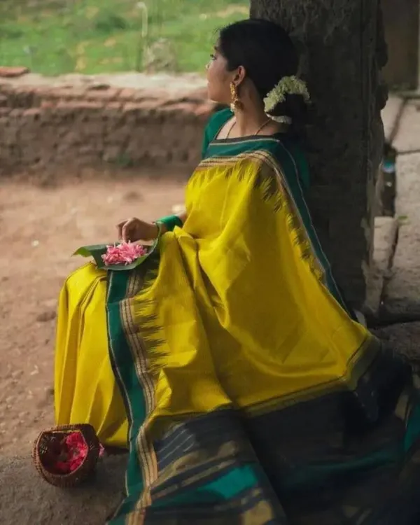 Yellow_Green_Temple_Silk_Saree_Default_Title