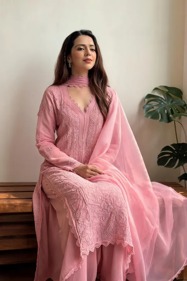 Pastel_Pink_Georgette_Chikankari_Embroidery_Kurta_With_Pant_And_Dupatta_For_Women