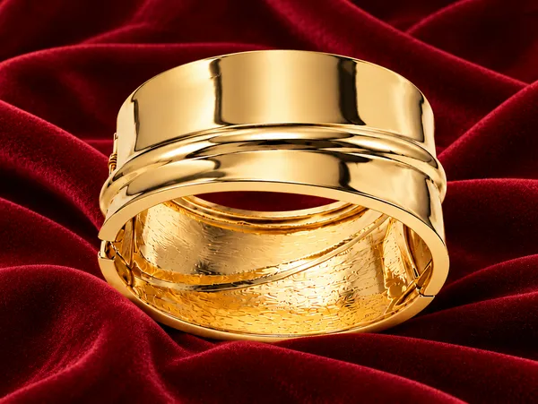 Rivsam_Golden_Sculpted_Elegance_Cuff