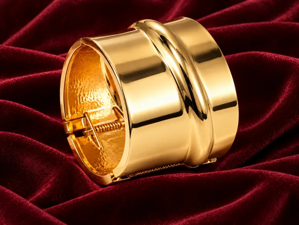 Rivsam_Golden_Sculpted_Elegance_Cuff
