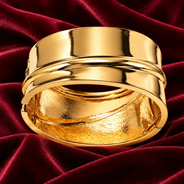Rivsam_Golden_Sculpted_Elegance_Cuff